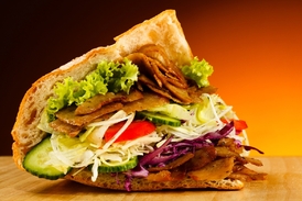 Kebab se jako fastfoodové jídlo ujímá po celém světě.