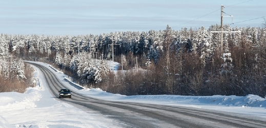 Pozor si musí dát řidiči na neudržovaných silnicích i dálnicích (ilustrační foto).