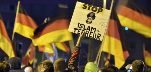 Demonstrace proti islámskému teroru v Kolíně nad Rýnem. Protiislamistické demonstrace se konají po celém Německu.
