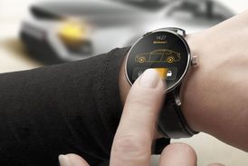 Chytré hodinky se v automobilovém světě prosazují stále více.