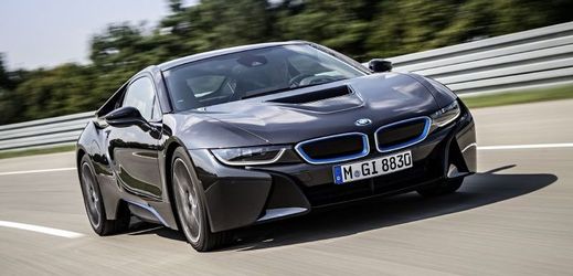 Nabídka vozů s alternativním pohonem se postupně rozšiřuje, je v ní v BMW i8.