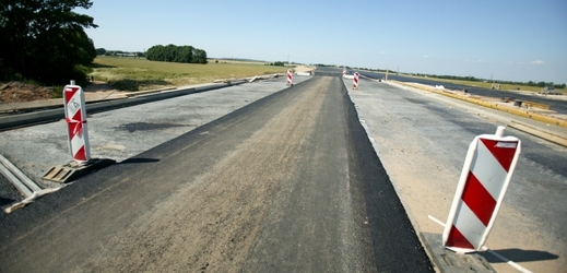 Dostavba dálnice u Hradce Králové v roce 2008.