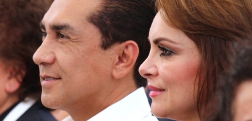 Manželka bývalého starosty města Iguala, María de los Ángeles Pinedová (vpravo).
