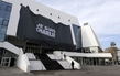 Techničtí pracovníci vytahují plachtu se slovy "Je suis Charlie" na festivalový palác v Cannes.
