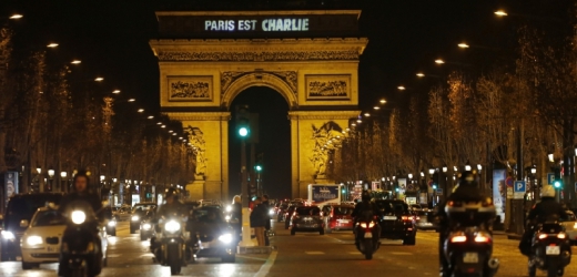 Vítězný oblouk se svítícími slovy "Paris est Charlie" - Paříž je Charlie.