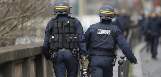 Policisté zasahující během útoků ve Francii.