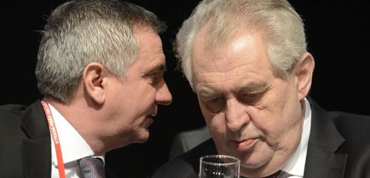Hradní kancléř Vratislav Mynář vlevo) a prezident Miloš Zeman.