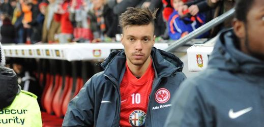 Václav Kadlec na lavičce Eintrachtu.