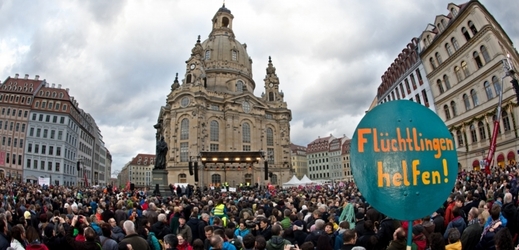 Demonstrace proti hnutí Pegida v Drážďanech.