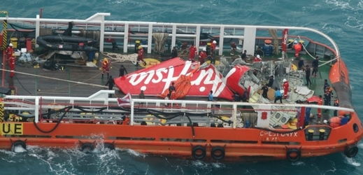 Ocasní část letadla AirAsia na lodi pátracího týmu.