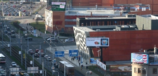 Ostuda. Zadní stavba je nákupní centrum, přední a skoro stejná je divadlo.