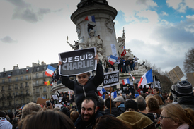 Transparent Je suis Charlie při pochodu Paříží.