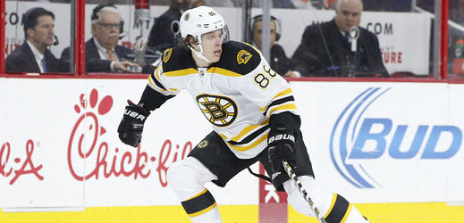 Osmnáctiletý talent David Pastrňák se blýskl svými prvními góly v NHL.