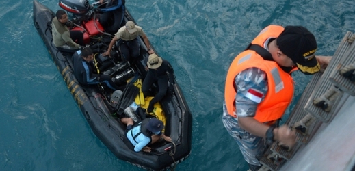 Potápěči prohledávali místo, na kterém se povedlo rozpoznat trup letadla.