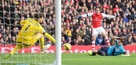 Fotbalisté Arsenalu i díky přihrávce reprezentačního kapitána Tomáše Rosického porazili doma Stoke 3:0.