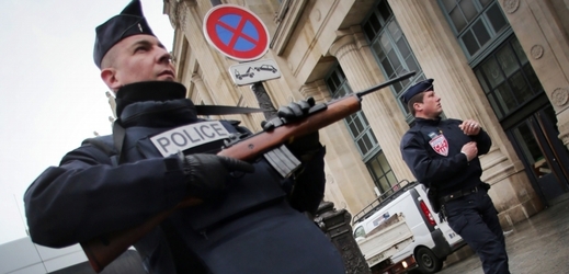 Policisté na místě zásahu proti teroristům v Paříži.