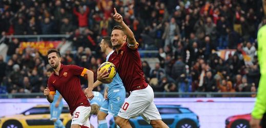 Veterán Francesco Totti dvěma góly ve druhém poločase zachránil fotbalistům AS Řím remízu.