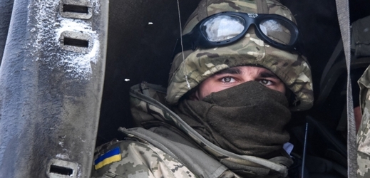 Ukrajinský voják v Doněcku.