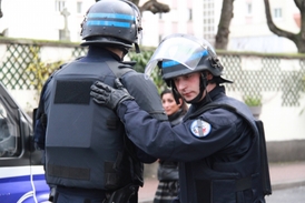 Francouzská policejní jednotka se připravuje na zásah v obchodě s košer potravinami.