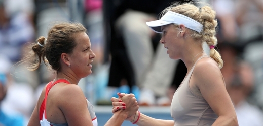 Tenistka Barbora Záhlavová-Strýcová postoupila na turnaji v Sydney přes Dánku Caroline Wozniackou do 2. kola, bývalá světová jednička zápas za stavu 4:6, 1:1 skrečovala. 