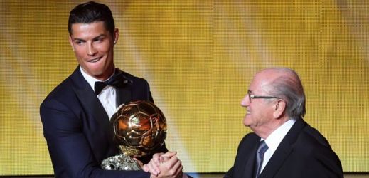 Cristiano Ronaldo přijímá ocenění.