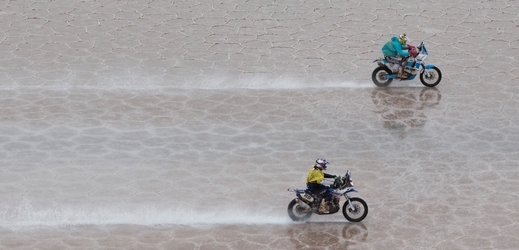 Jezdci na čtyřkolkách a motorkách za sebou mají hodně zvláštní etapu.