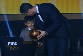 Cristiano Ronaldo se svým synem.