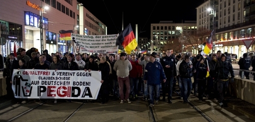 Pegida kráčí 12. ledna 2015 centrem Drážďan.