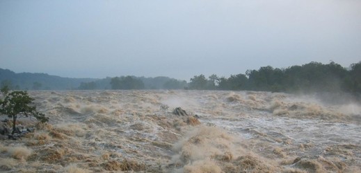 Rozvodněná řeka Potomac odnášející cennou půdu.
