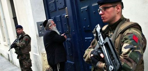 Francie zvýšila ochranu židovských škol i synagog. Vojáci hlídají vstup do jedné z pařížských synagog.
