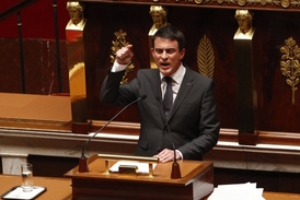 Francouzský premiér Manuel Valls v parlamentu.