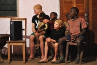 Dva albínští chlapci meziostatními ze své vesnice.