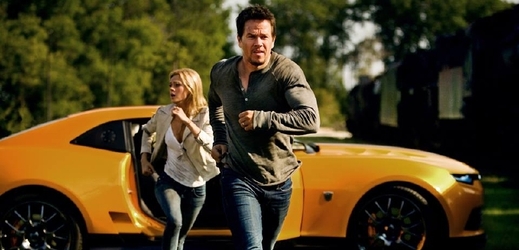 Nicola Peltz a Mark Wahlberg ve filmu Transformers 4: Zánik.