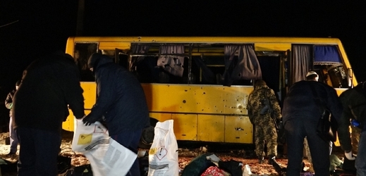 Autobus, který byl terčem ostřelování na Ukrajině. Zatím si útok vyžádal 12 obětí.
