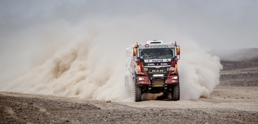 Aleš Loprais sice obsadil v úterní 9. etapě na Rallye Dakar páté místo v kategorii kamionů a na nejrychlejšího Ajrata Mardějeva z Ruska příliš neztratil, v cíli měl ale ke spokojenosti hodně daleko.