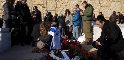 Rozloučení v Izraeli s židovskými oběťmi radikálních muslimů v Paříži.