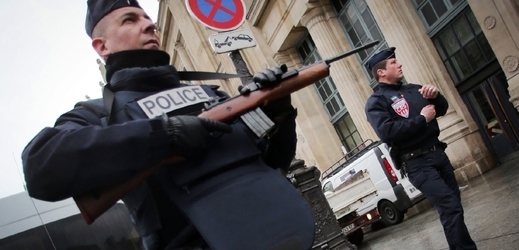 Francouští policisté v Paříži po masakru v Charlie Hebdo.