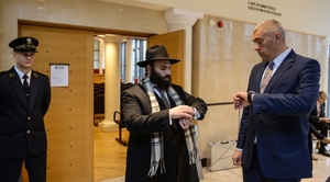 Vlivný evropský rabín Menachem Margolin (uprostřed).