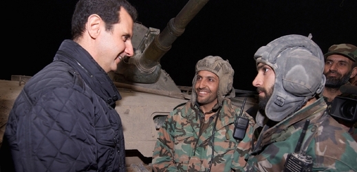 Prezident Asad na frontě mezi svými vojáky.