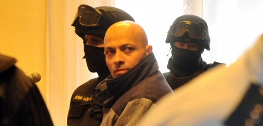 Policie odvádí obžalovaného recidivistu Miroslava Baláže.
