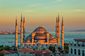 Mešita Sultan Ahmed v Istanbulu je kvůli obložení stěn modrými dlaždicemi známa jako Modrá mešita. Hned po Hagii Sofii je nejznámějším symbolem města. Jako jediná má šest minaretů.