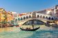 Romantické Benátky ani není nutné představovat. Historické město zaplavené vodou křižují gondoly se zamilovanými páry kochajícími se památkami, které jsou od roku 1987 zapsány na seznamu Světového kulturního a přírodního dědictví UNESCO.