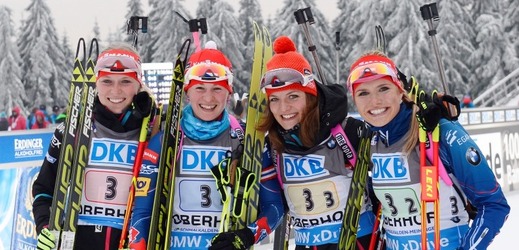Česká štafeta ve složení Eva Puskarčíková, Veronika Vítková, Jitka Landová a Gabriela Soukalová (zleva) vyhrály další závod Světového poháru.