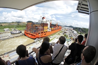 Turisté sledují provoz v Panamském průplavu.