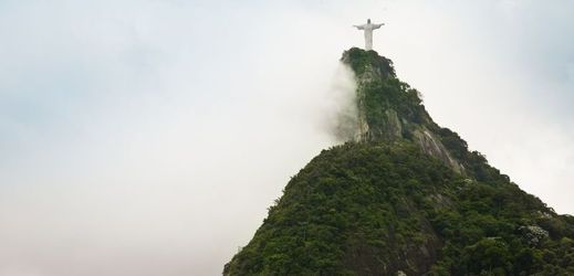 Socha Krista Spasitele se tyčí nad brazilským městem Rio de Janeiro na kopci Corcovado. Její základní kámen byl položen roku 1922 a práce na ní začaly v roce 1926. Kristus je vysoký 30,3 metrů a váží 1145 tun.