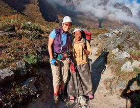 Eva Winklerová s domorodou nepálskou nosičkou.