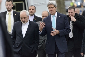 Mohammad Džavád Zaríf s Johnem Kerrym při procházce Ženevou.