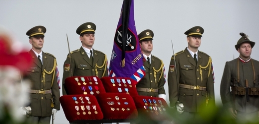 Vojáci při kondolenci veteránovi Jiřímu Schamsovi.