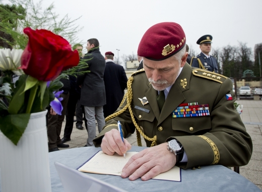 Náčelník generálního štábu Petr Pavel se podepisuje do kondolenční knihy před strašnickým krematoriem.