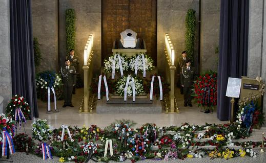 Pohřeb Schamse se konal ve velké obřadní síni strašnického krematoria.